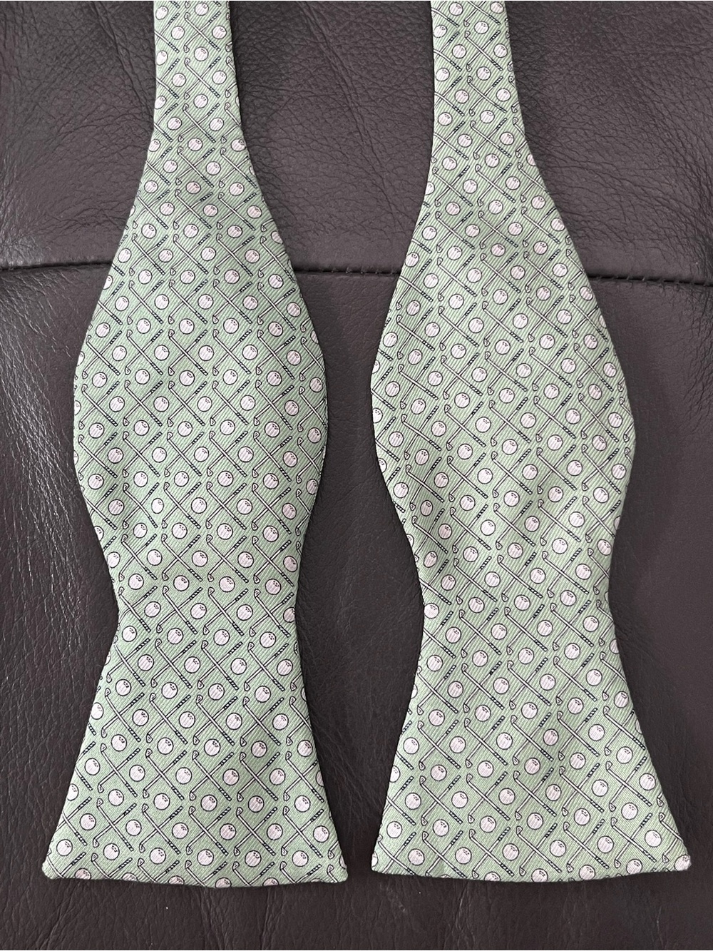 Excellent Vinyard Vines silk Golf Bow Tie Green ⛳️